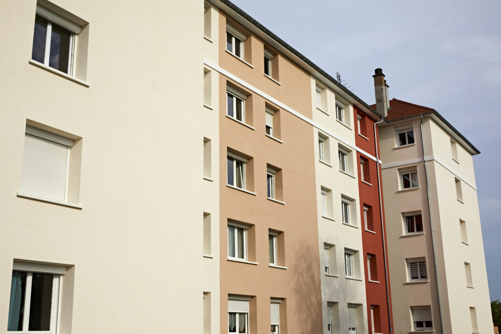 Rénovation énergétique de la copropriété Les Capucins par Naos Atelier d'Architecture. Vue de la façade