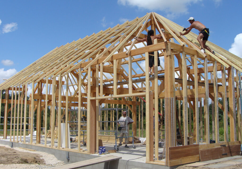 Construction d'une maison en bois et paille. Ossature bois en phase chantier.