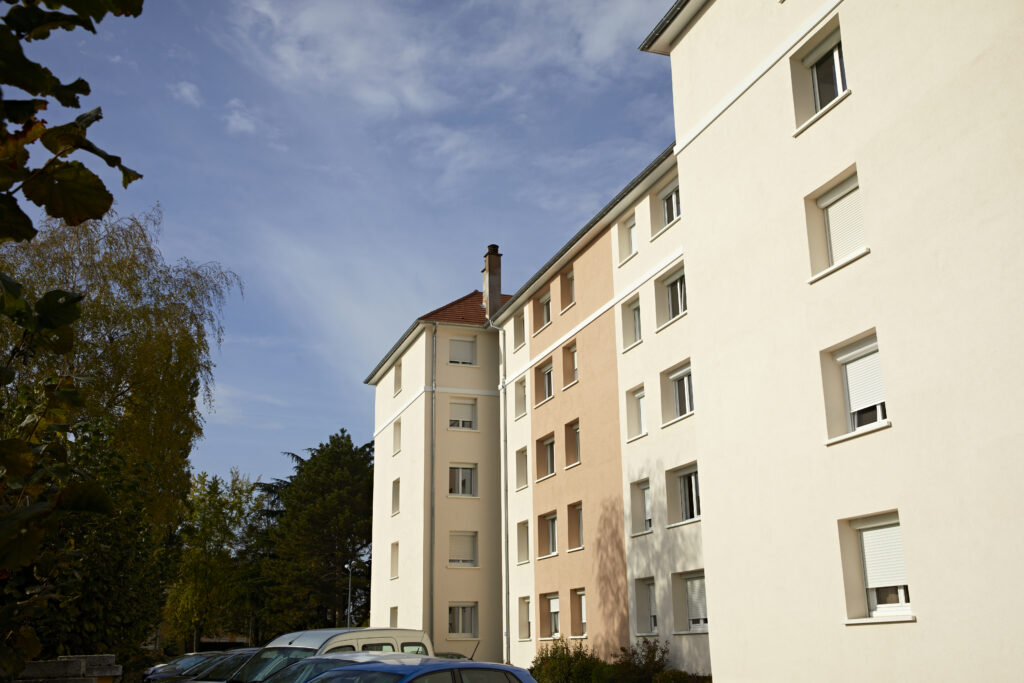 Rénovation énergétique de la copropriété Les Capucins par Naos Atelier d'Architecture