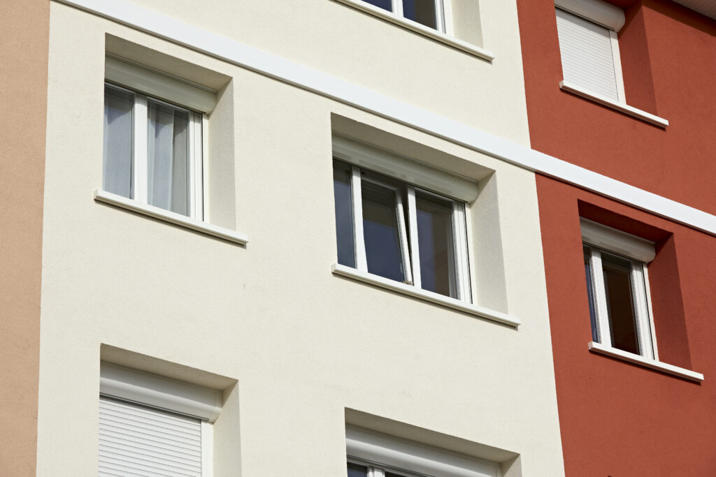 Rénovation énergétique de la copropriété Les Capucins par Naos Atelier d'Architecture. Vue de détail de la façade