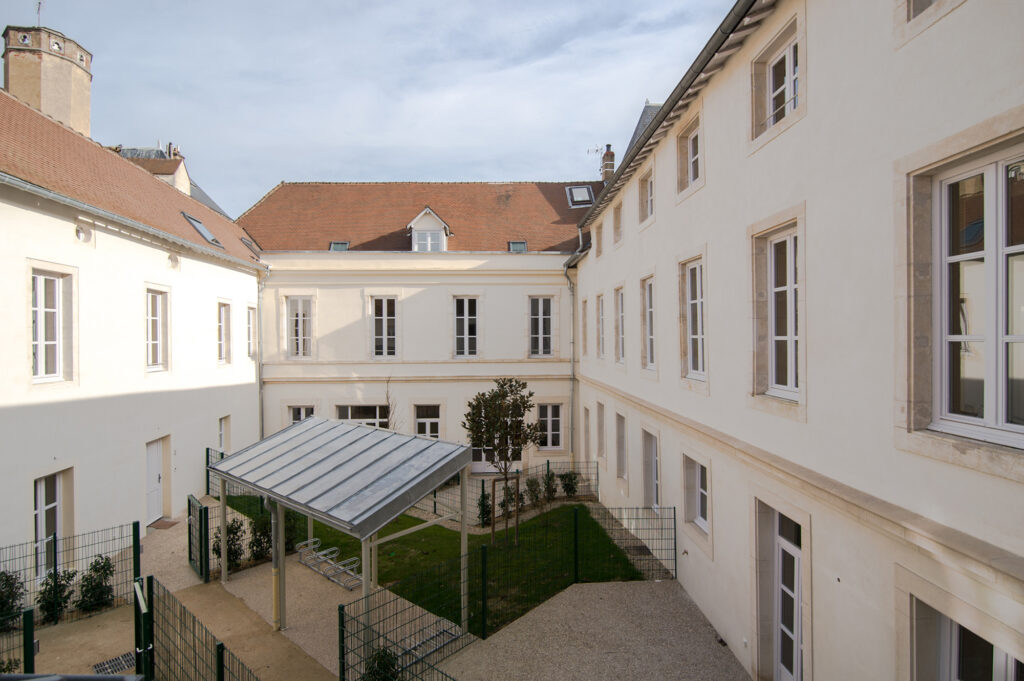 Restauration d'un hôtel particulier en 20 logements à Chalon-sur-Saône. Vue sur espace commun extérieur.