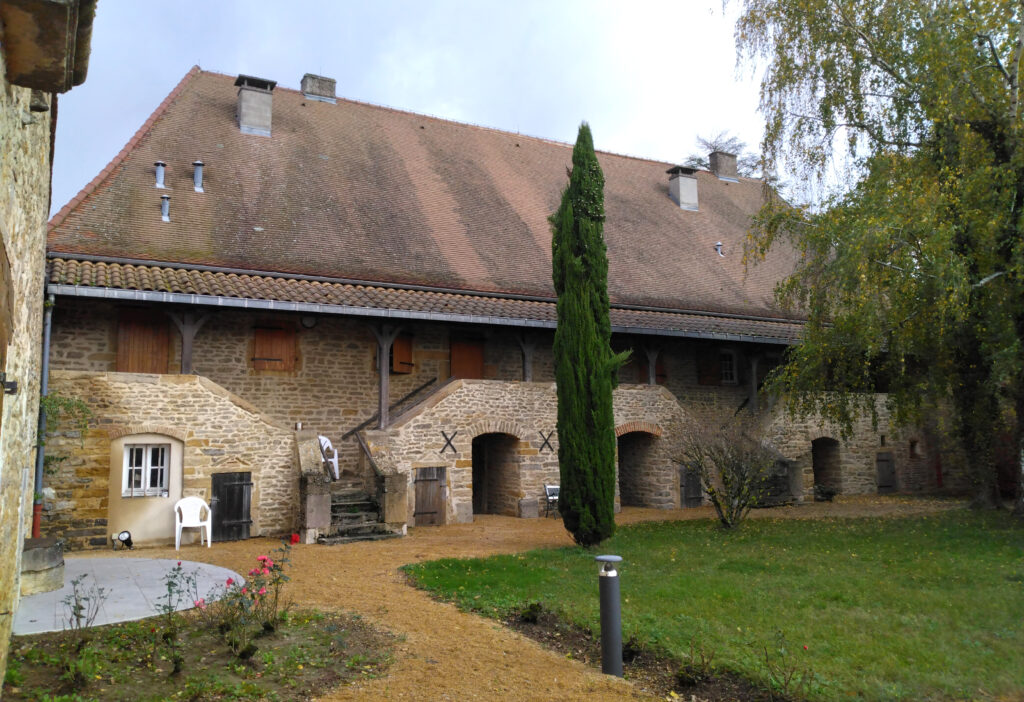 Rénovation du château de Jully-les-Buxy par Naos Atelier d'Architecture. Vue extérieur du bâtiment secondaire