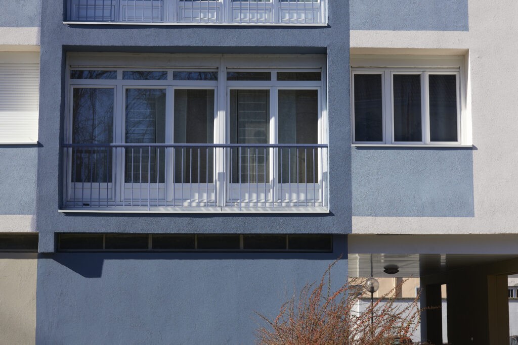 Rénovation énergétique de la copropriété Jean Thiebaut par Naos Atelier d'Architecture. Vue de détail en façade