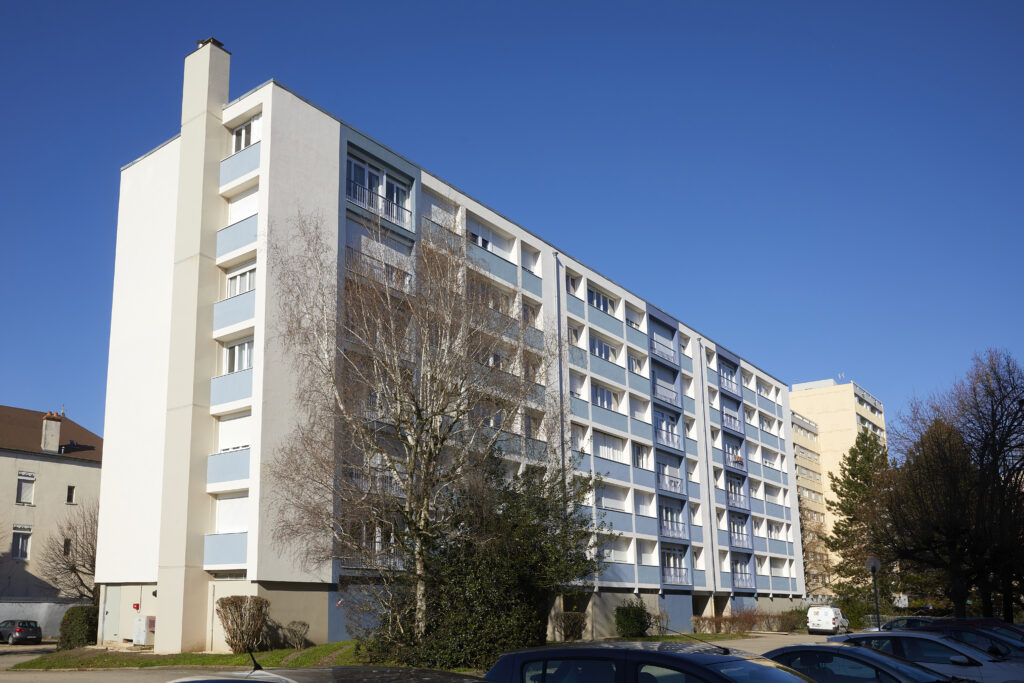 Rénovation énergétique de la copropriété Jean Thiebaut par Naos Atelier d'Architecture. Vue globale du bâtiment rénové