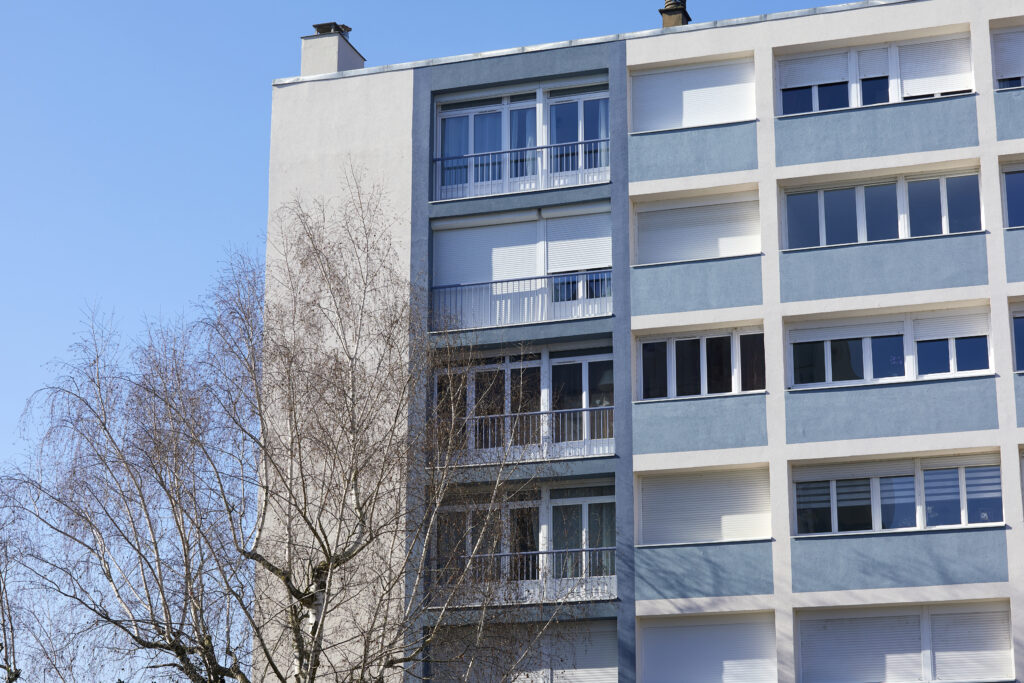 Rénovation énergétique de la copropriété Jean Thiebaut par Naos Atelier d'Architecture. Vue de la façade.