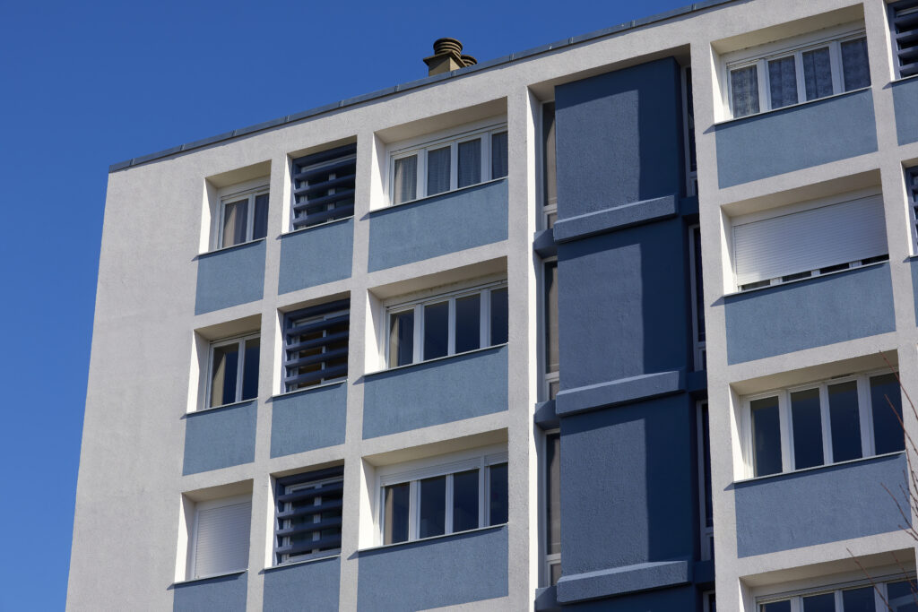 Rénovation énergétique de la copropriété Jean Thiebaut par Naos Atelier d'Architecture. Vue partielle de la façade