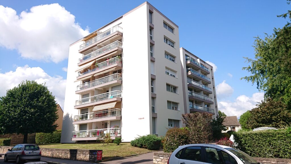 Rénovation énergétique de la copropriété Les Capucins par Naos Atelier d'Architecture. Vue d'ensemble