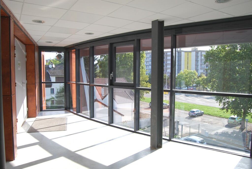 Bureaux avenue Monnot prolongée par Naos Atelier d'Architecture, pallier vitré